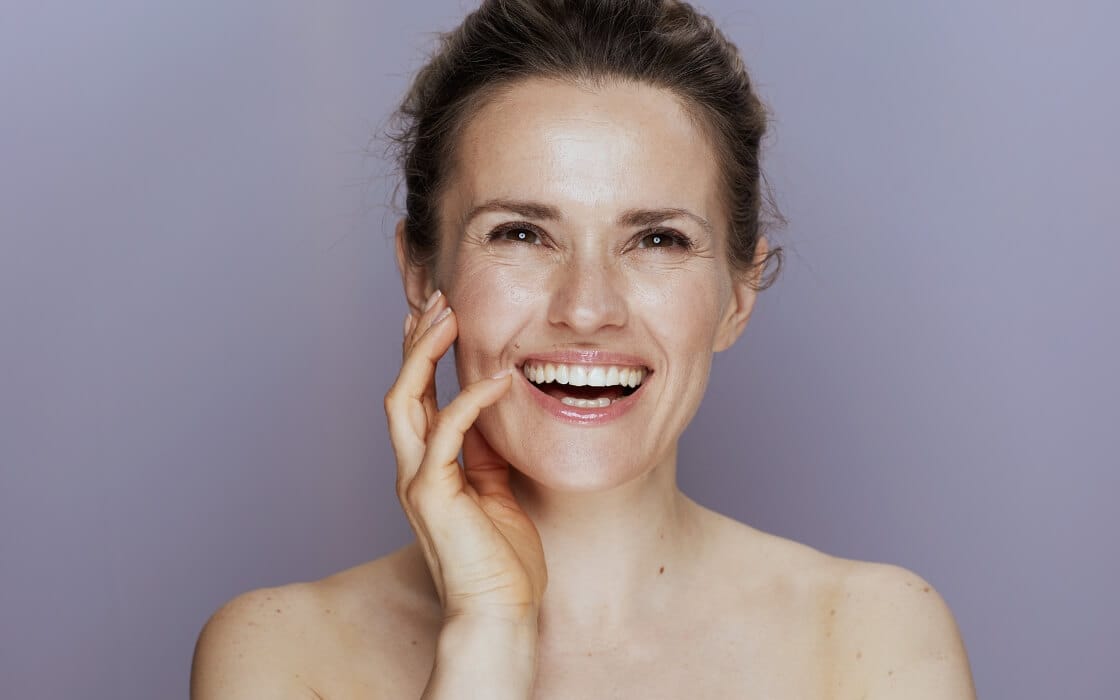 Mujer sonriente de mediana edad con la piel radiante