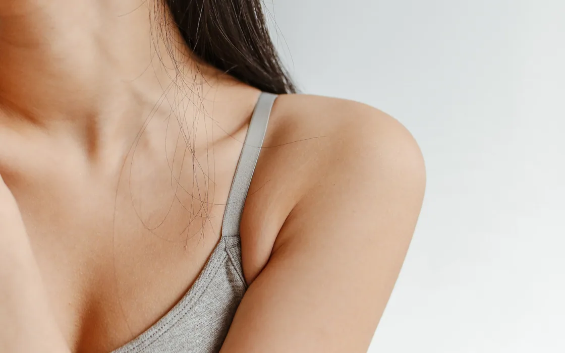 Cuello y hombro de una mujer con la piel lisa