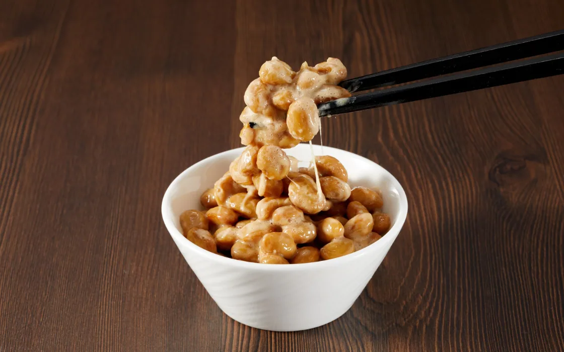 Cuenco con soja fermentada natto y palillos