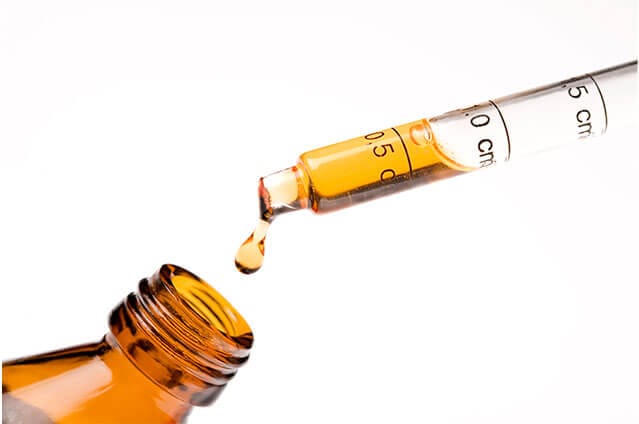 Vitamina D líquida dosificada con una pipeta