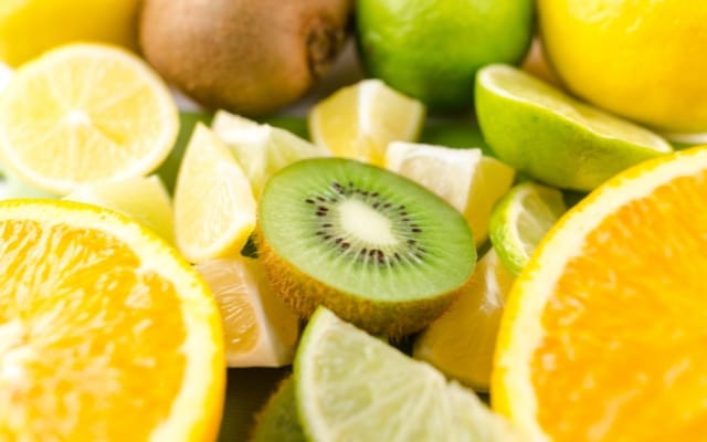 Cítricos y kiwi partidos como fuentes naturales de vitamina C