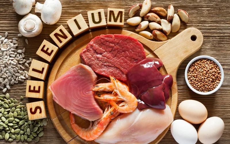 Alimentos ricos en selenio como carne, pescado, marisco, huevos y nueces de Brasil
