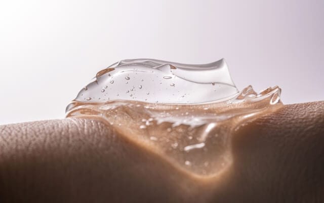 Gel transparente de ácido hialurónico sobre la piel