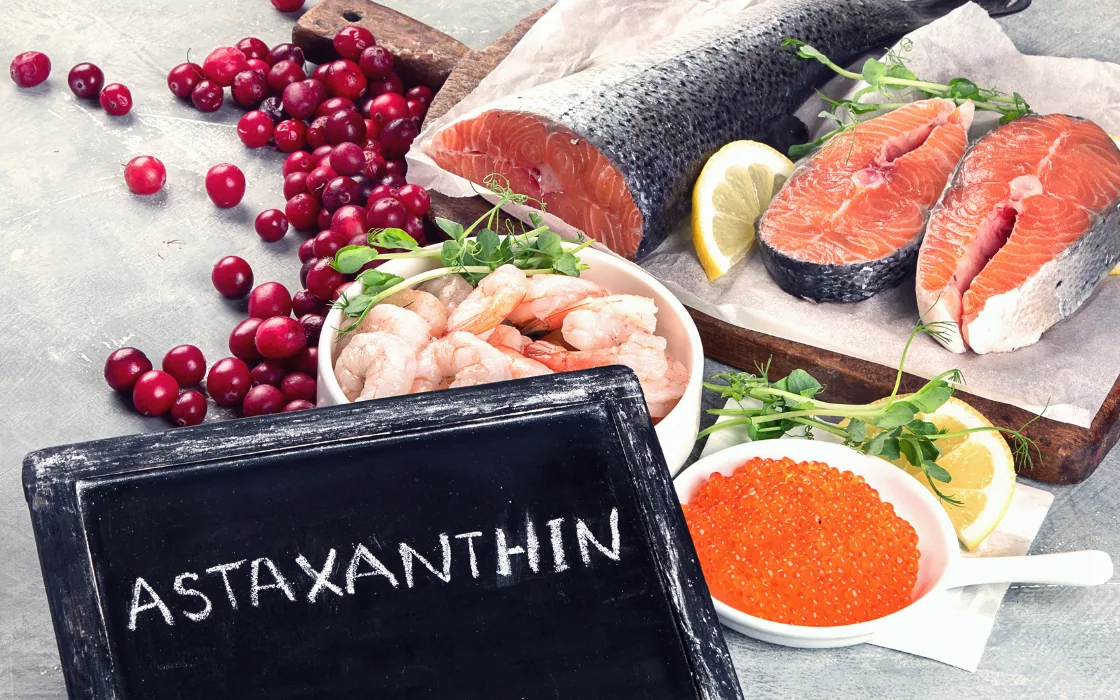Salmón, gambas, huevas de salmón y arándanos rojos como fuentes naturales de astaxantina