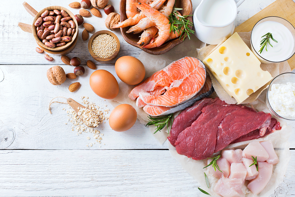 Alimentos ricos en proteínas como huevos, salmón, carne, queso, frutos secos y legumbres