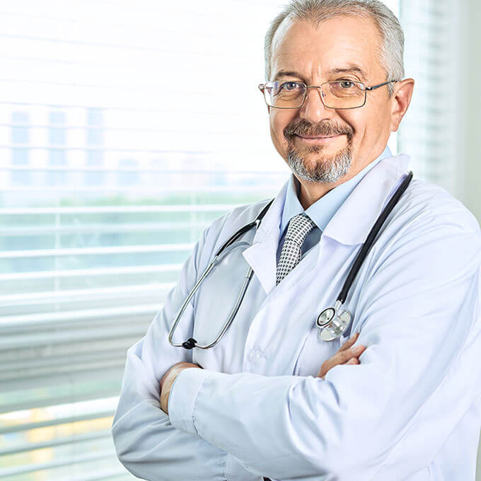 Médico con bata blanca y estetoscopio