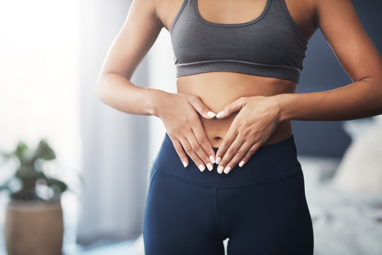 Dos personas disfrutan de una comida de forma relajada