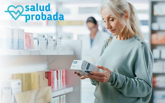 Mujer observa el envase de un suplemento en la farmacia