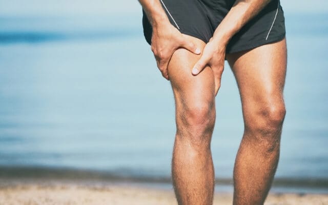Hombre se sujeta el muslo después de hacer deporte
