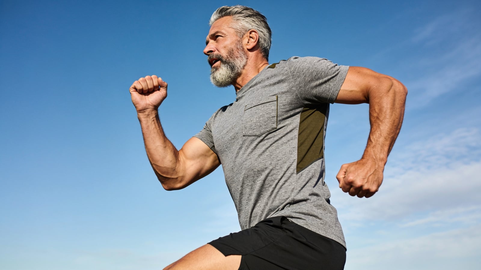 Hombre deportista de unos cincuenta años corriendo al aire libre