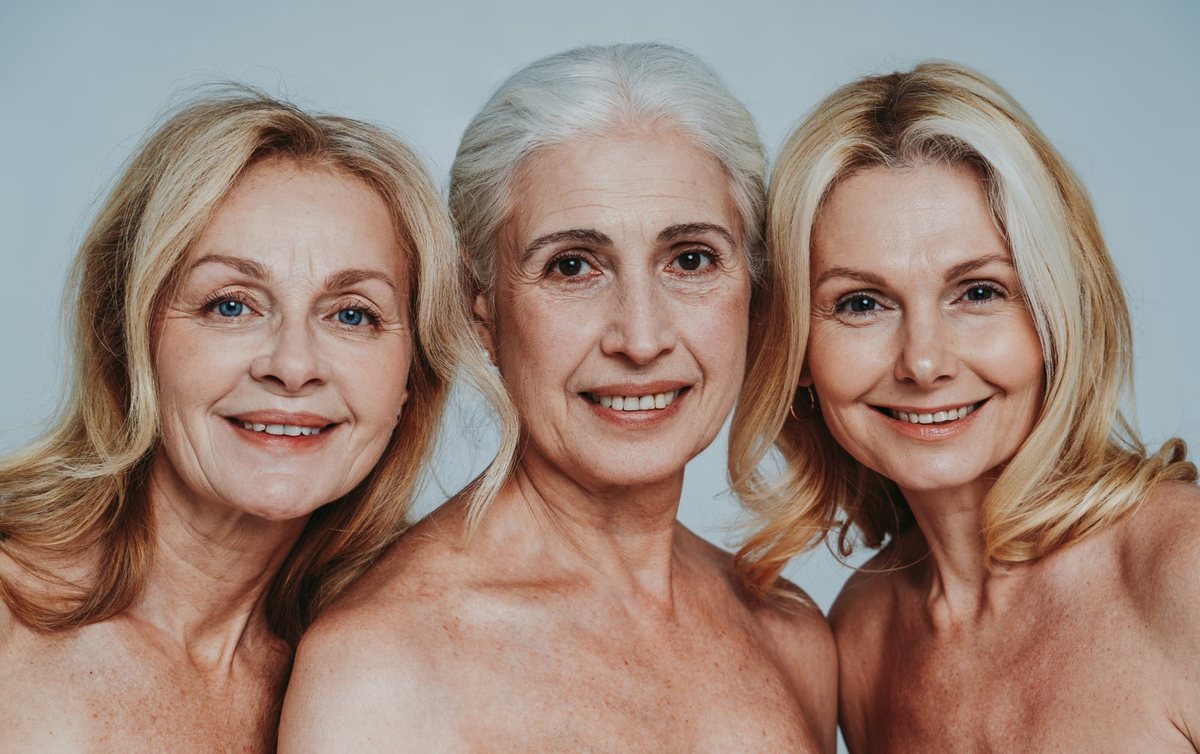 Tres mujeres de distintas edades sobre un fondo claro